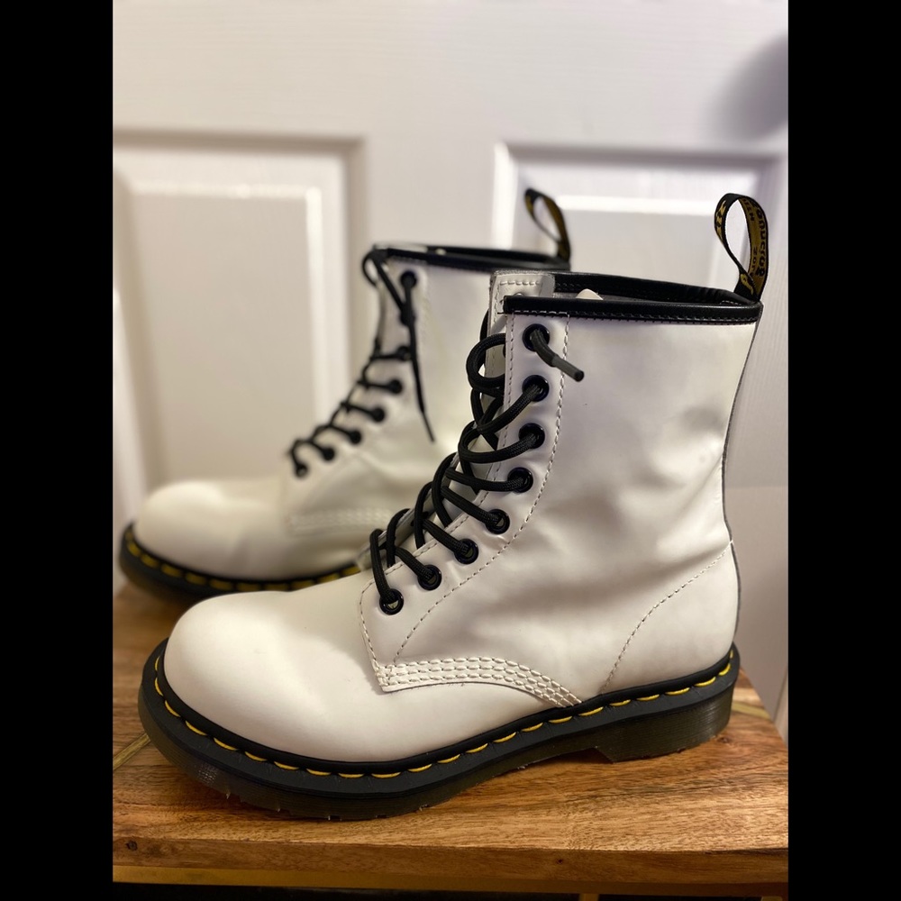 Dr. Martens 1460 SMOOTH LEATHER LACE UP BOOTS Women Size 8. no box